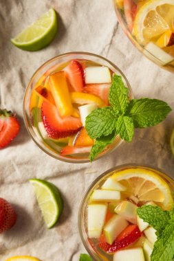 Meyve ve Elmalı Beyaz Şarap İçen Ayyaş