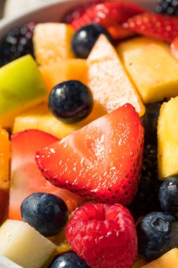 Meyveli ve kavunlu ev yapımı sağlıklı meyve salatası.