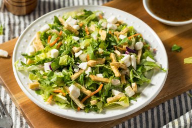 Feta ve Crouton 'lu sağlıklı Yunan Balzamik Romaine Salatası