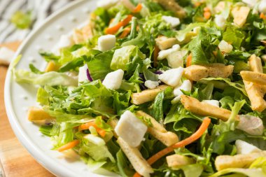 Feta ve Crouton 'lu sağlıklı Yunan Balzamik Romaine Salatası