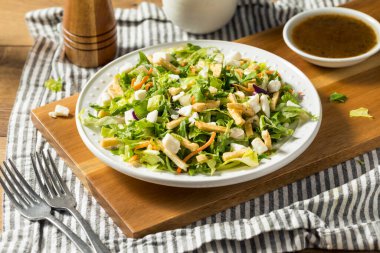 Feta ve Crouton 'lu sağlıklı Yunan Balzamik Romaine Salatası