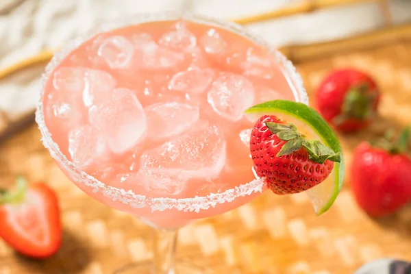 Boozy Uppfriskande Tequila Strawberry Margarita Med Lime — Stockfoto