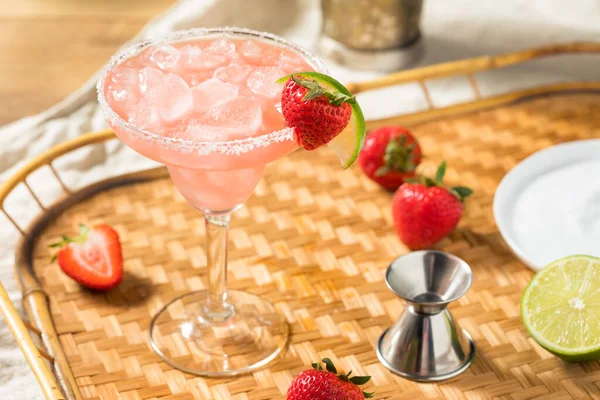 Boozy Uppfriskande Tequila Strawberry Margarita Med Lime — Stockfoto