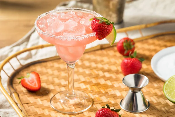 Boozy Uppfriskande Tequila Strawberry Margarita Med Lime — Stockfoto