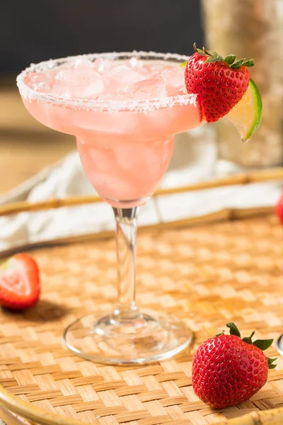 Boozy Uppfriskande Tequila Strawberry Margarita Med Lime — Stockfoto