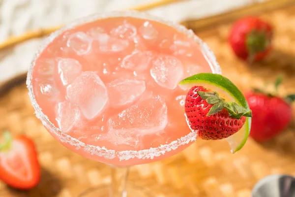 Boozy Uppfriskande Tequila Strawberry Margarita Med Lime — Stockfoto