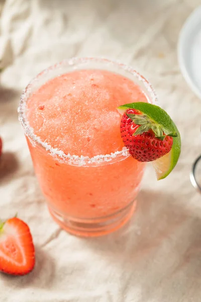 Boozy Erfrischende Tequila Erdbeer Margarita Mit Limette — Stockfoto