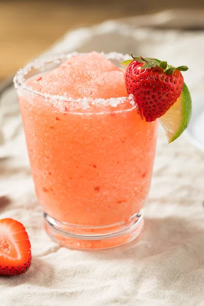 Boozy Erfrischende Tequila Erdbeer Margarita Mit Limette — Stockfoto