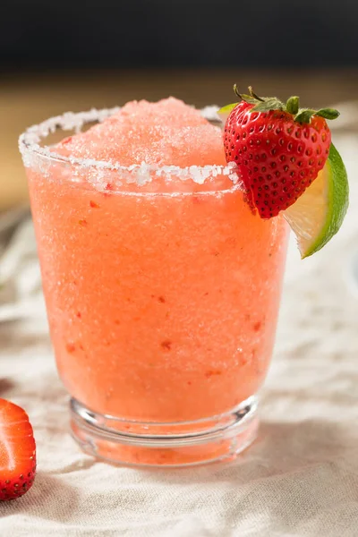 Boozy Erfrischende Tequila Erdbeer Margarita Mit Limette — Stockfoto