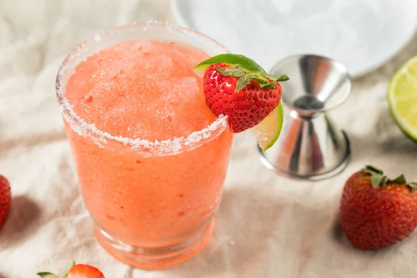 Boozy Erfrischende Tequila Erdbeer Margarita Mit Limette — Stockfoto