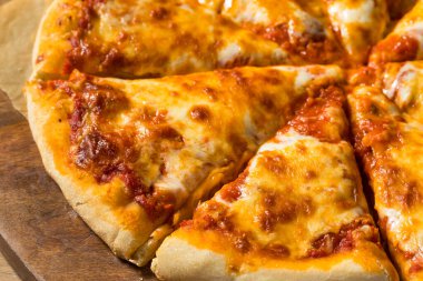 Sos ve fesleğenli ev yapımı İtalyan peynirli pizza.