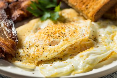 Pastırma ve Tostlu Ev Yapımı Kolay Yumurtalar