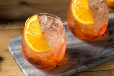 Kırmızı Aperol Spritz Kokteylinin Turuncu Garnitürle Tazelenmesi