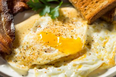 Pastırma ve Tostlu Ev Yapımı Kolay Yumurtalar