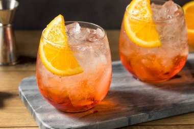Kırmızı Aperol Spritz Kokteylinin Turuncu Garnitürle Tazelenmesi