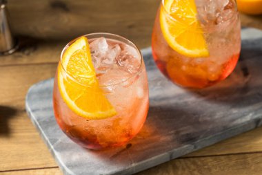 Kırmızı Aperol Spritz Kokteylinin Turuncu Garnitürle Tazelenmesi