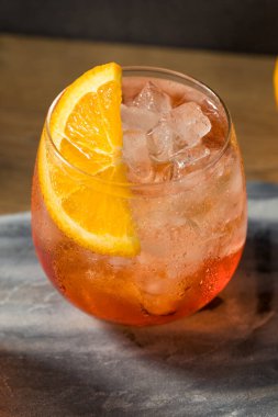 Kırmızı Aperol Spritz Kokteylinin Turuncu Garnitürle Tazelenmesi