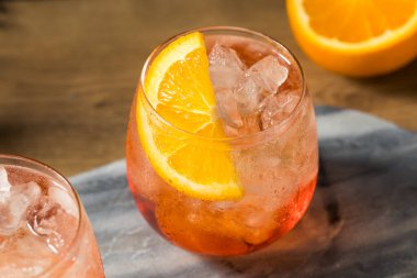 Kırmızı Aperol Spritz Kokteylinin Turuncu Garnitürle Tazelenmesi