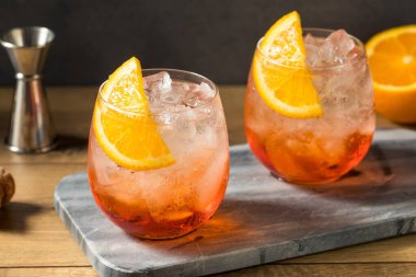 Kırmızı Aperol Spritz Kokteylinin Turuncu Garnitürle Tazelenmesi