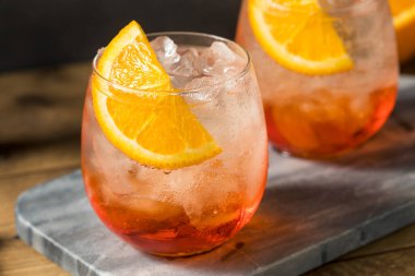 Kırmızı Aperol Spritz Kokteylinin Turuncu Garnitürle Tazelenmesi