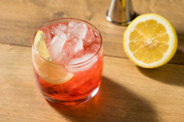 Limonlu Campari Spritz Kokteyli.