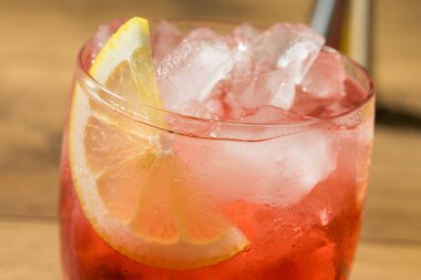 Limonlu Campari Spritz Kokteyli.