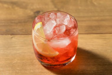 Limonlu Campari Spritz Kokteyli.