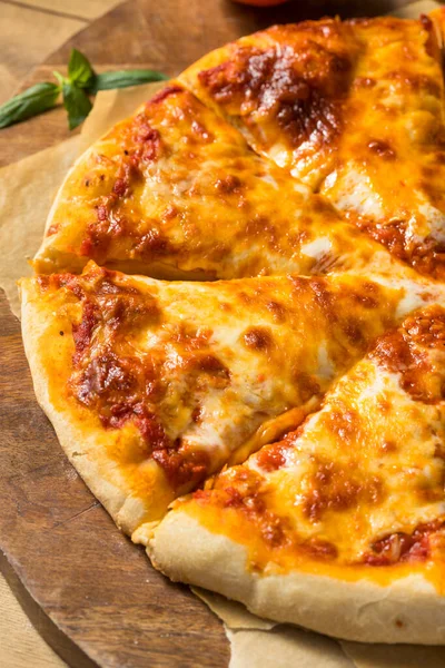 Pizza Queijo Italiano Caseiro Com Molho Manjericão — Fotografia de Stock
