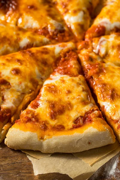 Hausgemachte Italienische Käsepizza Mit Soße Und Basilikum — Stockfoto