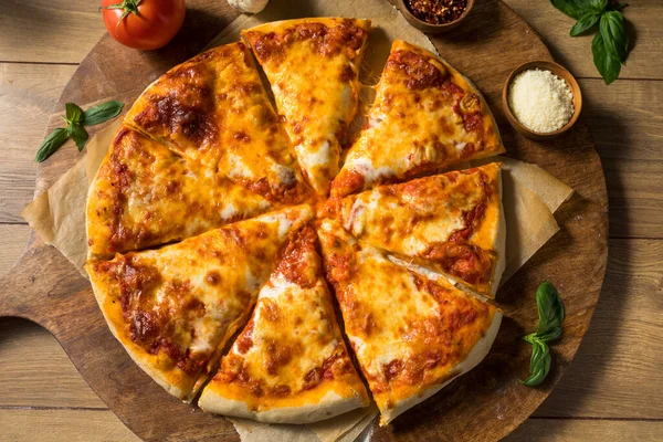 Hausgemachte Italienische Käsepizza Mit Soße Und Basilikum — Stockfoto