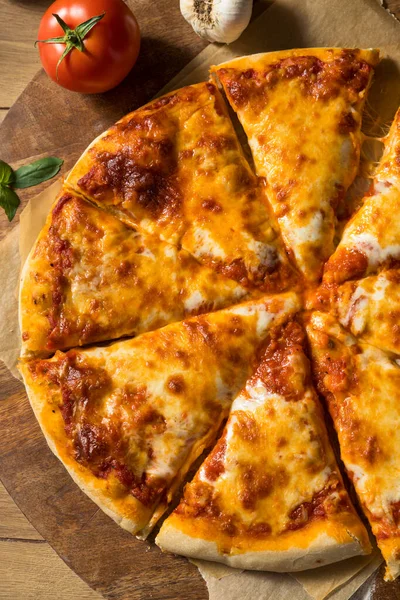 Házi Készítésű Olasz Sajtos Pizza Szósszal Bazsalikommal — Stock Fotó