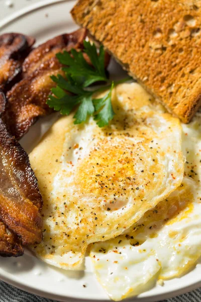 Zelfgemaakt Easy Eggs Met Spek Toast — Stockfoto
