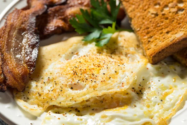 Zelfgemaakt Easy Eggs Met Spek Toast — Stockfoto