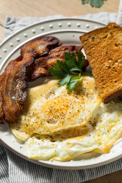 Zelfgemaakt Easy Eggs Met Spek Toast — Stockfoto