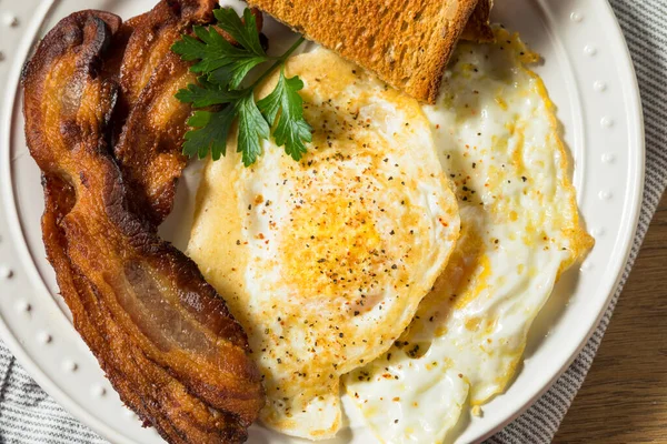 Zelfgemaakt Easy Eggs Met Spek Toast — Stockfoto