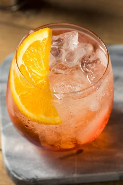 Kırmızı Aperol Spritz Kokteylinin Turuncu Garnitürle Tazelenmesi — Stok fotoğraf