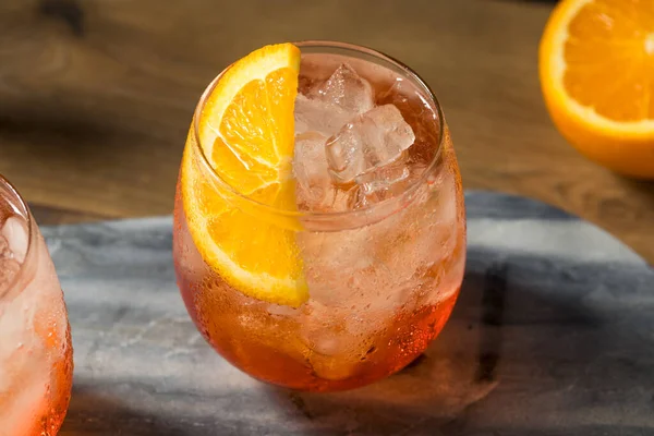 Refrescante Cóctel Rojo Aperol Spritz Con Una Guarnición Naranja —  Fotos de Stock