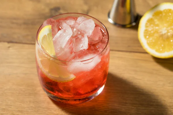 Bebida Refrescante Campari Spritz Cocktail Com Uma Guarnição Limão — Fotografia de Stock