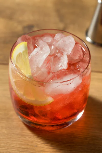 Bebida Refrescante Campari Spritz Cocktail Com Uma Guarnição Limão — Fotografia de Stock