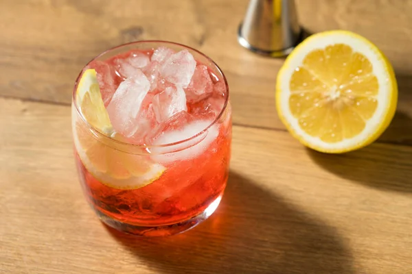 Boozy Orzeźwiający Koktajl Campari Spritz Cytrynową Dekoracją — Zdjęcie stockowe