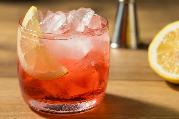 Drank Verfrissende Campari Spritz Cocktail Met Een Citroen Garnering — Stockfoto