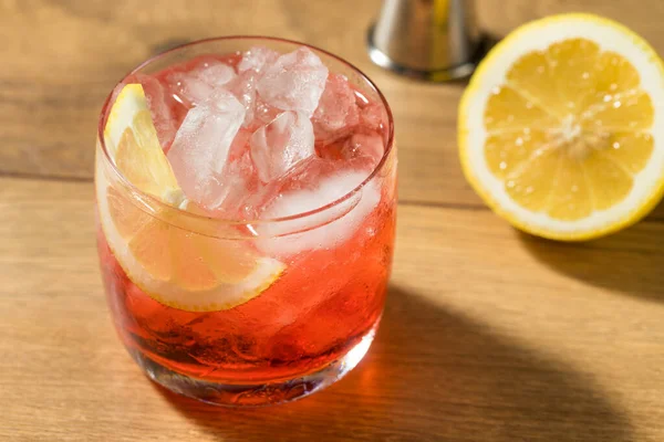 Boozy Rinfrescante Campari Spritz Cocktail Con Una Decorazione Limone — Foto Stock