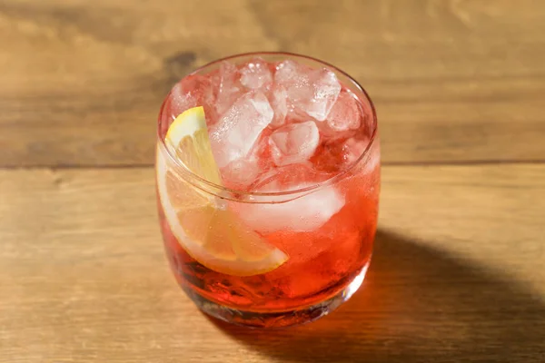 Boozy Erfrischender Campari Spritz Cocktail Mit Zitronengarnitur — Stockfoto