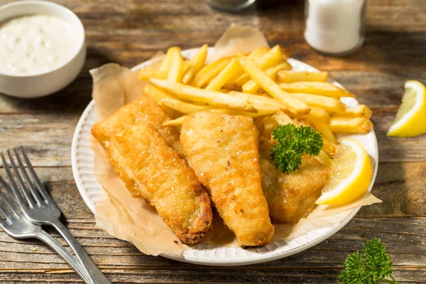 Hemlagad Brittisk Fisk Och Chips Med Tartar Och Citron — Stockfoto