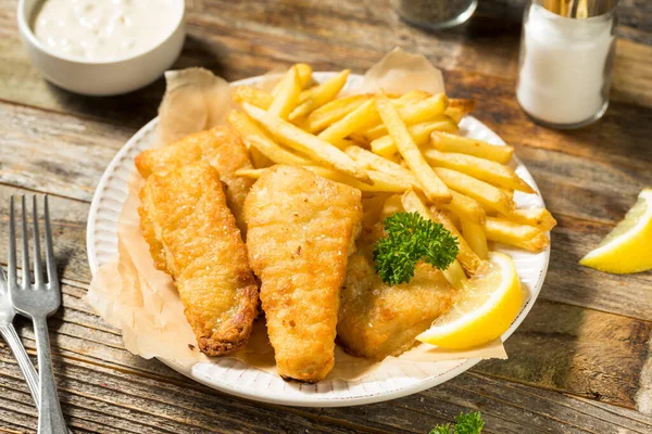 Hemlagad Brittisk Fisk Och Chips Med Tartar Och Citron — Stockfoto