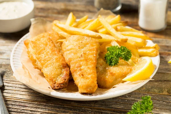 Hemlagad Brittisk Fisk Och Chips Med Tartar Och Citron — Stockfoto