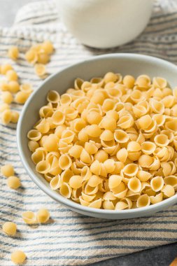 Kuru Organik Makarna Kabukları Bir kâsede Pişirmek için