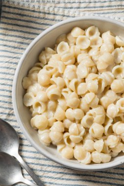 Ev yapımı beyaz peynirli makarna ve makarna kabuklu peynir.