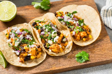 Sağlıklı ev yapımı vejetaryen Sofritas Tofu Tacos ve Cilantro Soğan ve Peynir