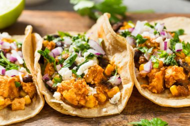 Sağlıklı ev yapımı vejetaryen Sofritas Tofu Tacos ve Cilantro Soğan ve Peynir